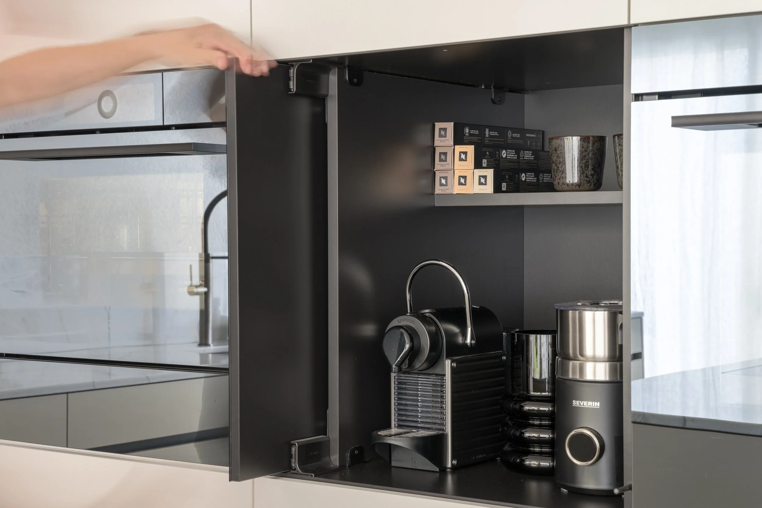Küchenschrank mit Kaffeemaschine, Kaffeedosen und Gewürzbehältern